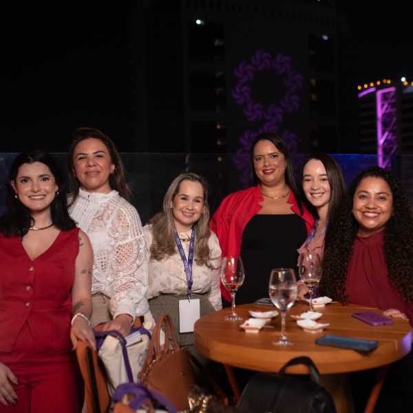 Participantes reunidas em momento de confraternização noturna no Gineca Weekend.