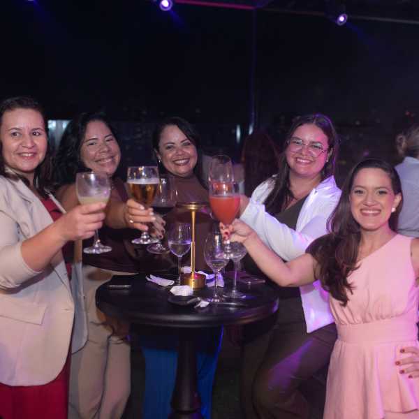Participantes brindando juntas durante celebração do Gineca Weekend.